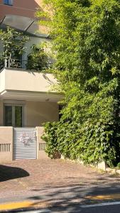 une maison avec une porte devant elle dans l'établissement Garden Suite, à Bolzano
