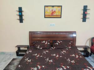 um quarto com uma cama e uma cabeceira em madeira em Luxurious 3BHK Urban Retreat Homestay em Jaipur