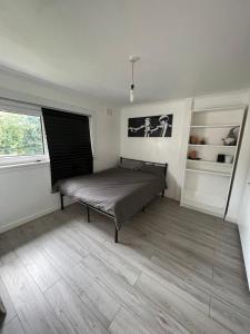 Mount Vernonにある2 Bedrooms house,kitchen,bathroom,free parkingの窓付きの部屋にベッド付きのベッドルーム1室があります。