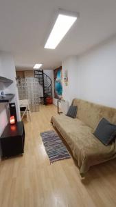 sala de estar con sofá y mesa en Sweet Home, en Esplugues de Llobregat