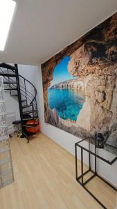 Habitación con una pared con un mural de una cueva en Sweet Home, en Esplugues de Llobregat