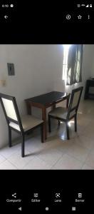 una mesa y dos sillas junto a una mesa y un banco en Departamento en Campeche estación del tren maya, en Campeche