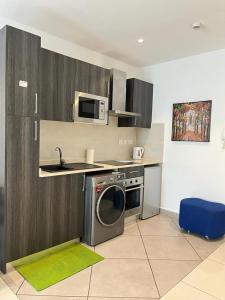 アクラにあるThe Browns Apartmentsの洗濯機と電子レンジ付きのキッチン