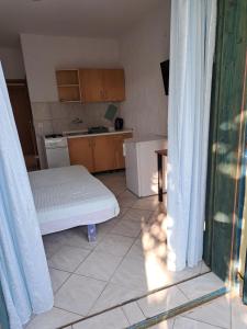 małą sypialnię z łóżkiem i kuchnią w obiekcie Apartments Sabol Geist w mieście Borovići