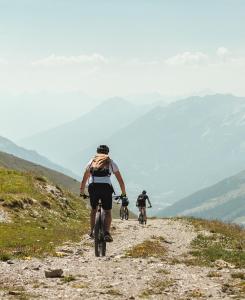 duas pessoas a andar de bicicleta num trilho de montanha em L'Oxalys Studio ! Coin montagne - Pied des pistes & Centre ville em Briançon