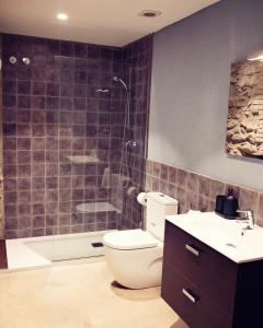 a bathroom with a shower and a toilet and a sink at La Dolce Vita. Boutique Apartment in Girona