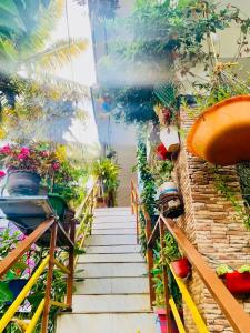 una escalera con un montón de plantas y flores en Mountain View Homestay, en Thekkady
