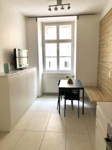 cocina con mesa y ventana en una habitación en City Centre - Best location, big & new 110 m2 apt en Viena