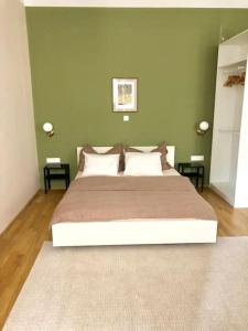 1 dormitorio con 1 cama grande y 2 mesas en City Centre - Best location, big & new 110 m2 apt en Viena