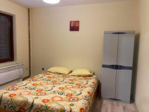 Łóżko lub łóżka w pokoju w obiekcie Hostel Drenak