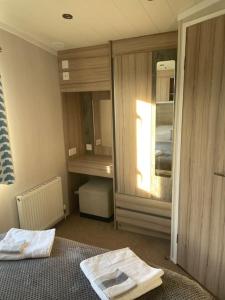 Ein Bett oder Betten in einem Zimmer der Unterkunft 2 bedroom (sleeps 6) caravan to rent in allonby