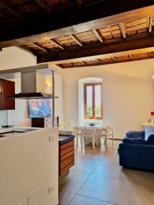 Una cocina y una sala de estar con un sofá y una mesa. en Casa Alferi by TraMonti Apartments, en LʼAquila