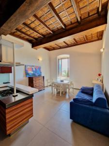 una sala de estar con un sofá y una mesa en Casa Alferi by TraMonti Apartments, en LʼAquila