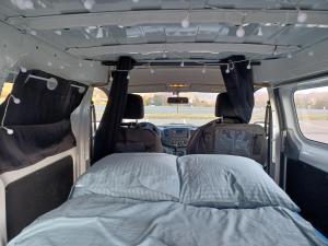 ein Bett hinten im Van in der Unterkunft Marty's Campervan in Adliswil