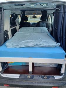 ein Bett hinten im Van in der Unterkunft Marty's Campervan in Adliswil