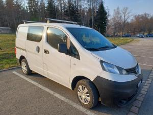 ein weißer Van auf einem Parkplatz geparkt in der Unterkunft Marty's Campervan in Adliswil