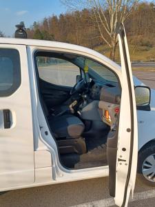 ein weißer Lieferwagen mit offener Tür auf einem Parkplatz in der Unterkunft Marty's Campervan in Adliswil