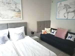 Łóżko lub łóżka w pokoju w obiekcie Metro Wilson Apartment