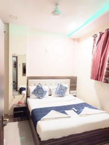 Postel nebo postele na pokoji v ubytování Hotel Golden Galaxy - Santacruz East