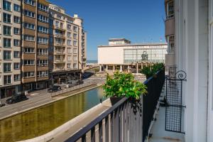 - un balcon offrant une vue sur la rivière dans l'établissement Hotel Du Parc, à Ostende
