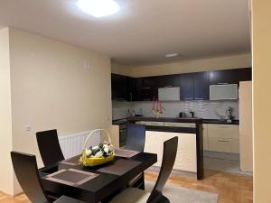eine Küche mit einem Esstisch und einer Obstschale in der Unterkunft Sandras Apartment in Strumica