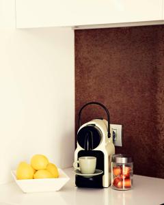 un bancone della cucina con macchinetta del caffè e cesto di frutta di THE RIVERSIDE LODGE Cozy and spacious apartment a Girona