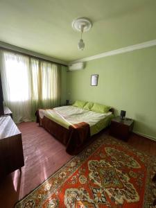 1 dormitorio con cama, alfombra y ventana en Гостевой дом en Nor Geghi