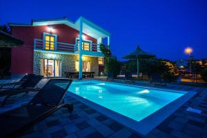 een villa met een zwembad in de nacht bij Villa Valerija in Srinjine