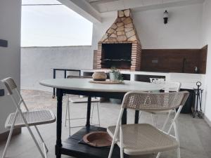 TahalにあるLos Siete Encantosの暖炉付きの部屋(テーブル、椅子付)
