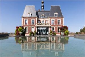 a large house with a reflection in the water at Appart - Élégant - Chic - Paris-Disneyland - RER A - Self-Check In - NETFLIX - WIFI Ultra Rapide in Noisy-le-Grand