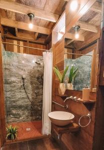 uma casa de banho com um chuveiro, um lavatório e um WC. em The Fort Hostel em Don Diego