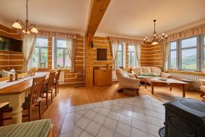 uma cozinha e sala de estar com paredes de madeira em Chalupa v Jizerkach em Albrechtice v Jizerskych horách