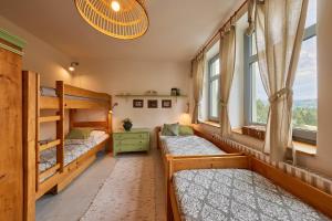 アルブレフティツェ・フ・イゼルスキーフ・ホラーフにあるChalupa v Jizerkachのベッドルーム1室(二段ベッド2台、窓付)が備わります。