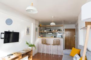 - un salon avec un canapé et une table dans l'établissement Aires del Lago, à San Carlos de Bariloche