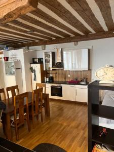 cocina y comedor con mesa y sillas en Appartement SEPHORA en La Neuveville