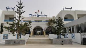 um edifício com duas árvores em frente em Hotel Diar Yassine em Midoun