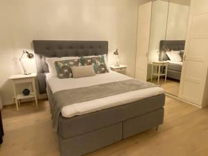 1 dormitorio con 1 cama grande y 2 mesas en Divine Seaview Terrace, en Sandnes