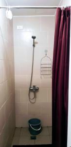 baño con ducha, aseo y cortina roja en Hantowah's Crib - Southwoods, en San Pedro