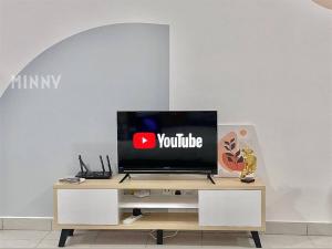 TV a/nebo společenská místnost v ubytování Netizen walk to MRT 4-5pax