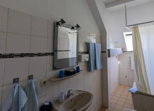 Koupelna v ubytování Hotel Schweizerhaus + 37 fotografií