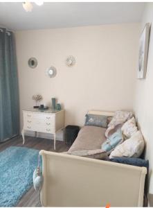 een kleine slaapkamer met een bed en een dressoir bij Appartements F3 Design Colmar+parking free in Colmar