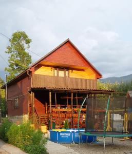 una casa in costruzione con impalcature intorno a essa di Чан Баня Басейн a Mizhhirya