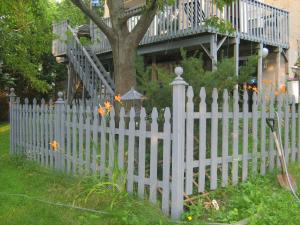 uma cerca branca em frente a uma casa em O'Brien House em Kingston