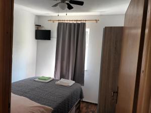 ein Schlafzimmer mit einem Bett mit zwei Handtüchern darauf in der Unterkunft Apartment Sinčić in Kastav