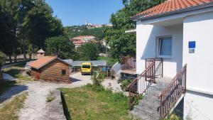 ein gelber Van vor einem Haus geparkt in der Unterkunft Apartment Sinčić in Kastav