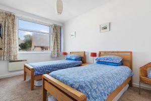 サンダースフットにある2 Harbour Court Saundersfootのベッド2台と窓のある寝室 +27枚の写真