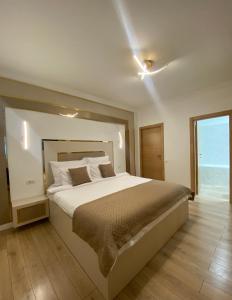 Un dormitorio con una gran cama blanca y una ventana en Elegant Suite - Titan Park, en Bucarest