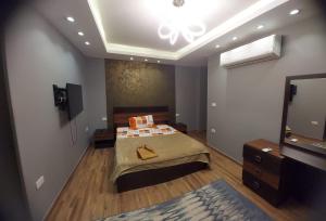 En eller flere senge i et værelse på زهرة الدقي