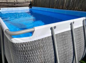 una piscina con agua azul. en Sonego suite en ‘Akko