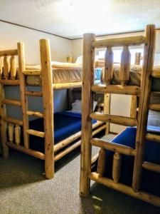 2 łóżka piętrowe z niebieskimi fotelami w pokoju w obiekcie Buddy's Harbor w mieście Lake Ozark